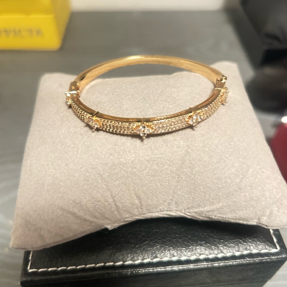 Elegant Gold Bracelet with Crystal Accents